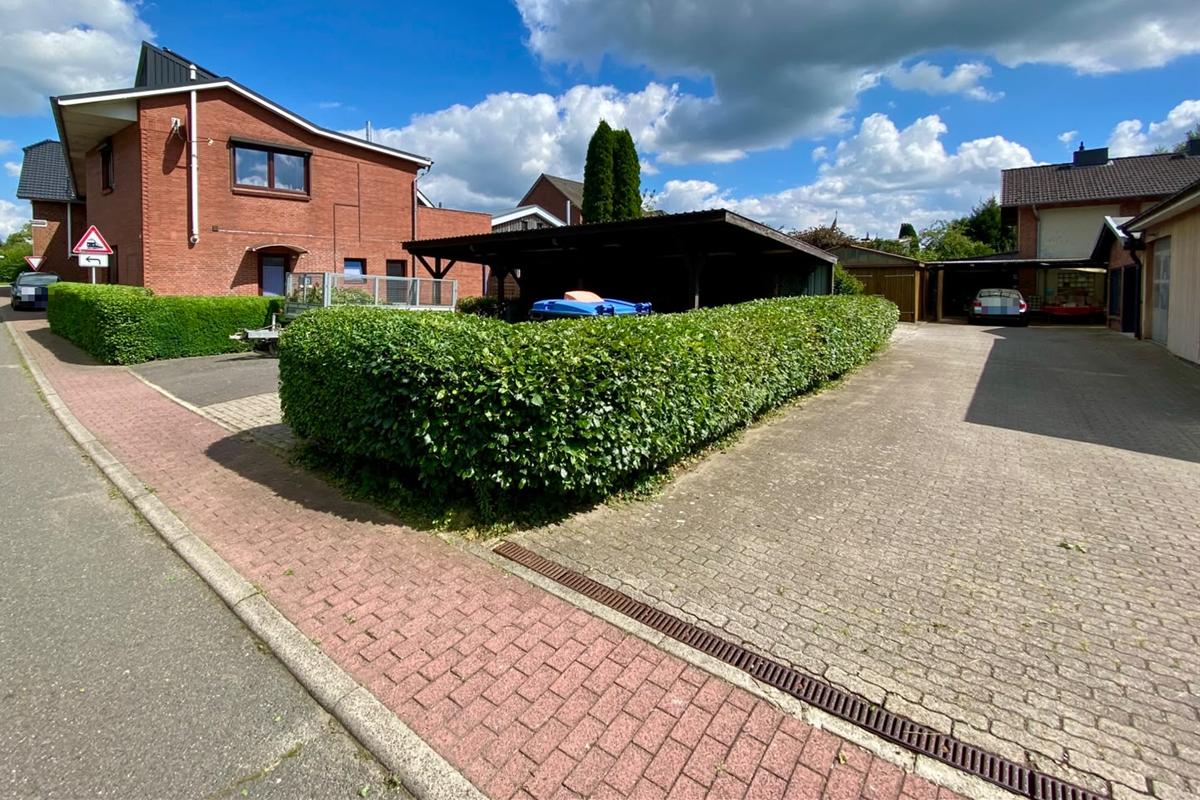 Nachher: Hecke an der Einfahrt gerade und kastenförmig geschnitten