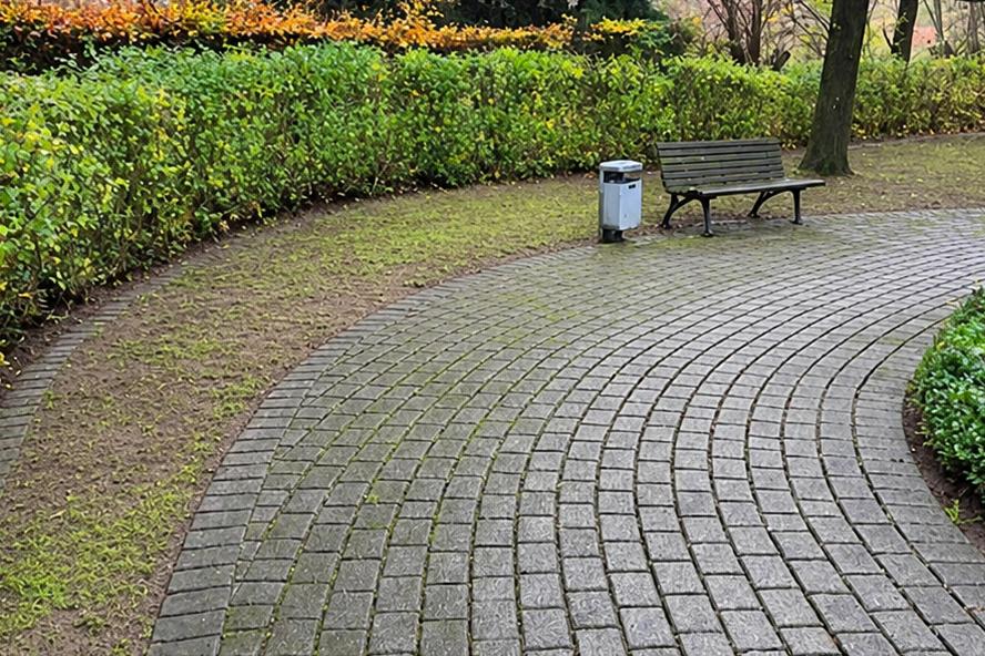 Nachher: gepflasterter Weg und Beetränder frei von Laub